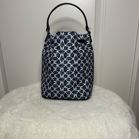NWT Michael Kors Khai Small Signature Logo Bucket Bag - Picture 4 of 7